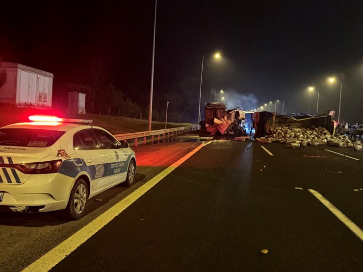 Anadolu Otoyolu'nda ağır tonajlı araçların karıştığı kazada 2 kişi yaralandı