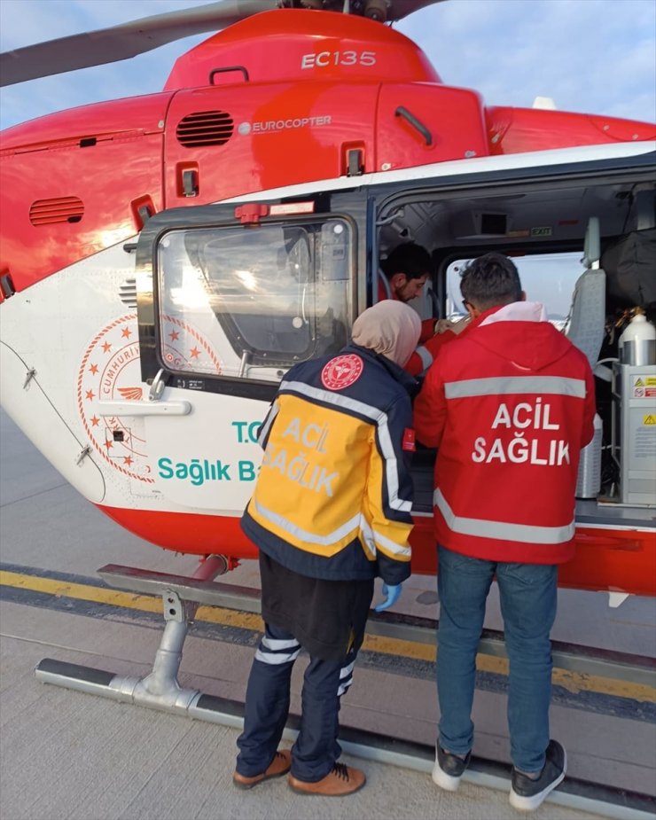 Bahçesaray'da rahatsızlanan kişi ambulans helikopterle Van'a nakledildi