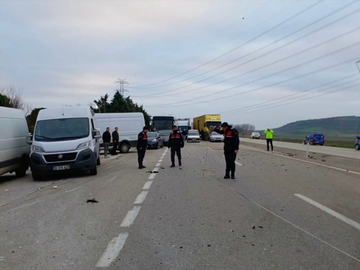 Balıkesir'de kamyonete arkadan çarpan otomobildeki 1 kişi öldü, 1 kişi yaralandı