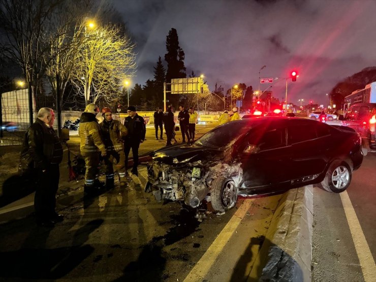 Eyüpsultan'da beton bariyerlere çarpan otomobilin sürücüsü yaralandı