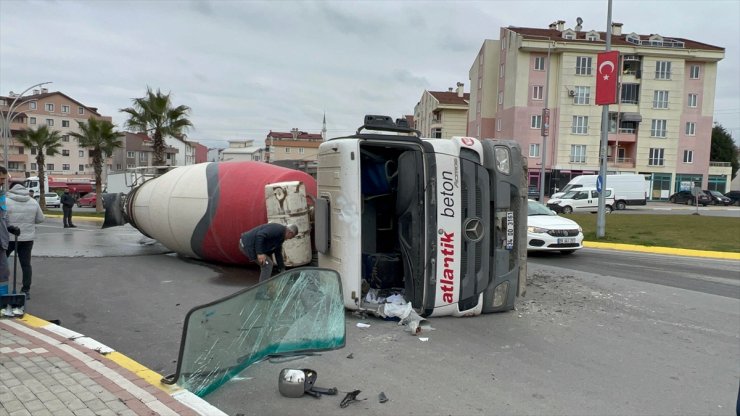 Kocaeli'de devrilen beton mikserinin sürücüsü yaralandı