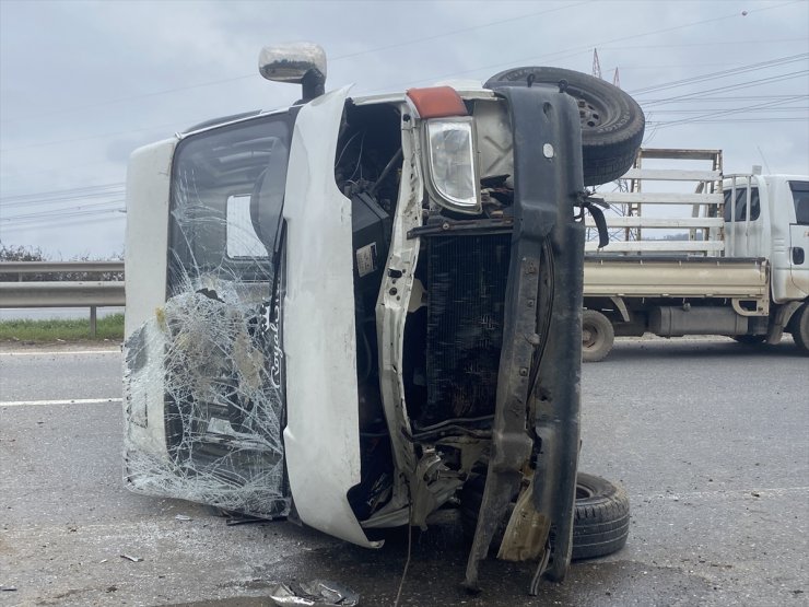 Sakarya'da devrilen minibüsteki 4 kişi yaralandı