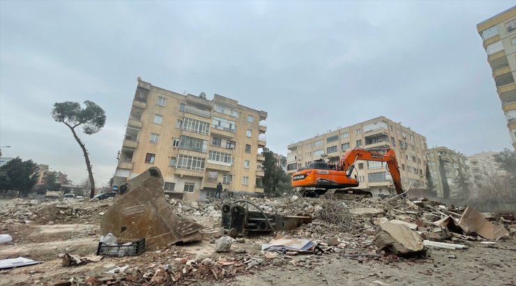 Şanlıurfa'da ağır hasarlı binaların yıkımı sürüyor