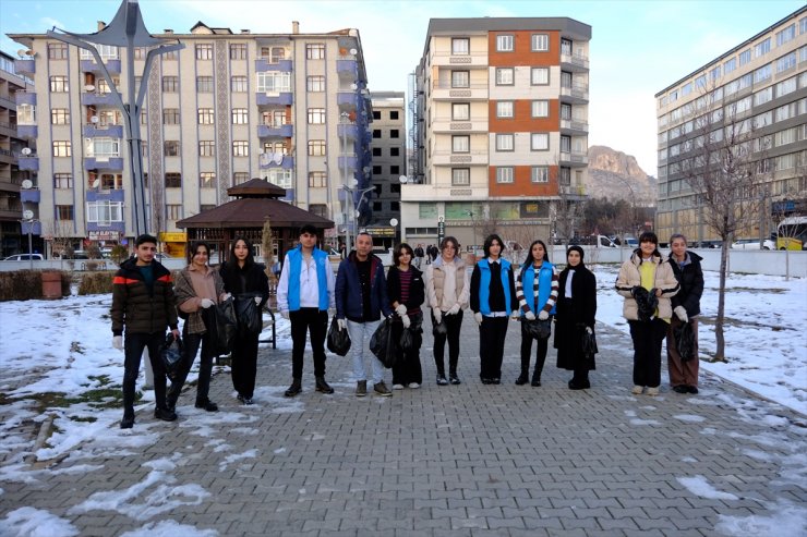 Vanlı gençler "çöpten sanata" çalışmasıyla geri dönüşüme dikkati çekiyor