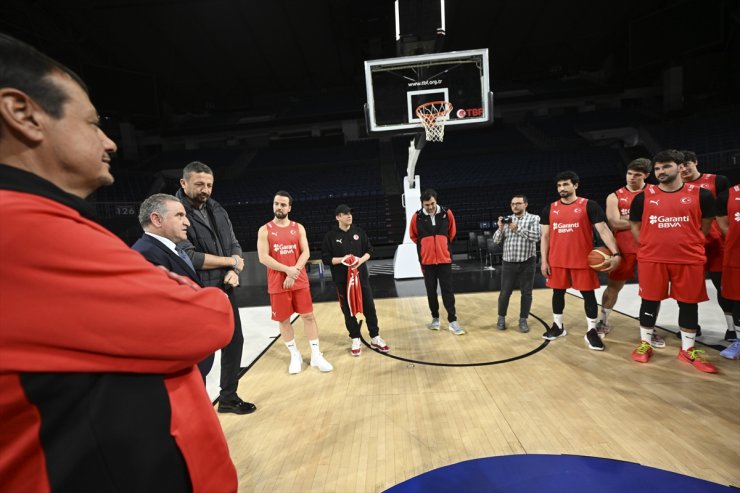 Bakan Bak’tan A Milli Erkek Basketbol Takımı’na destek: