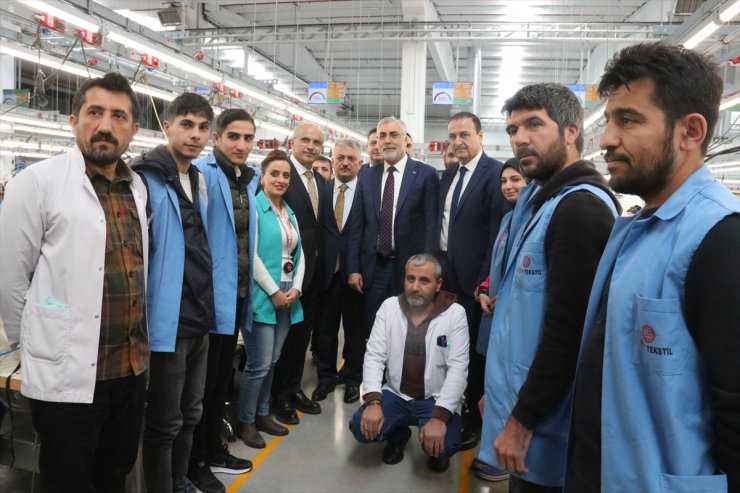 Bakan Işıkhan, Malatya'da tekstil fabrikasını ziyaret etti