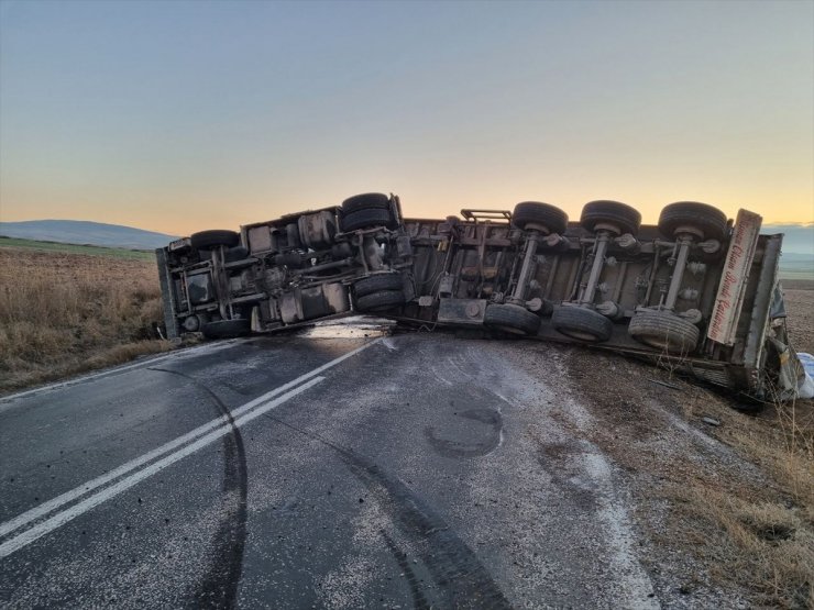 Çorum'da devrilen tırın sürücüsü yaralandı