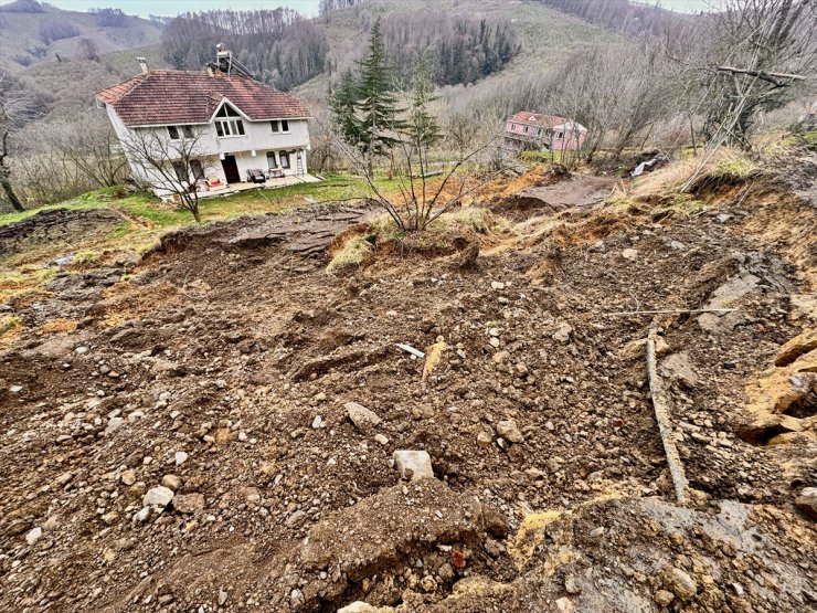 Düzce'de heyelan yaşanan bölgede sismik etüt çalışmaları sürüyor