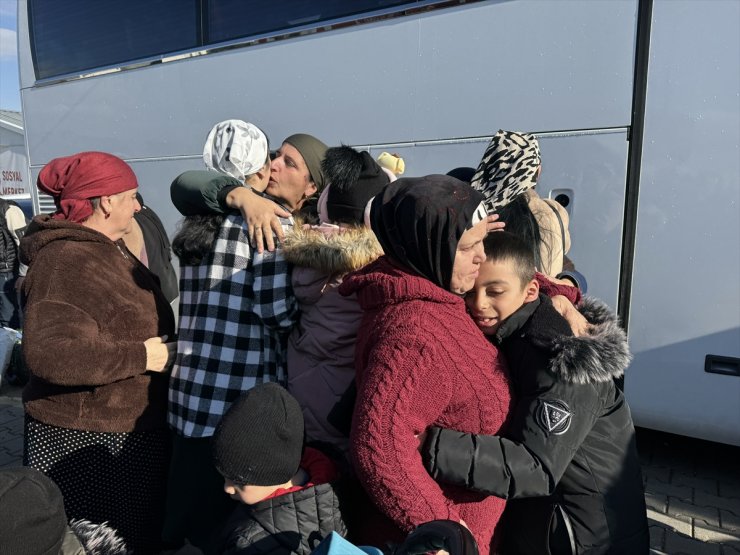 Elazığ'da misafir edilen 218 Ahıska Türkü aile kalıcı iskanları için Ahlat'a uğurlandı