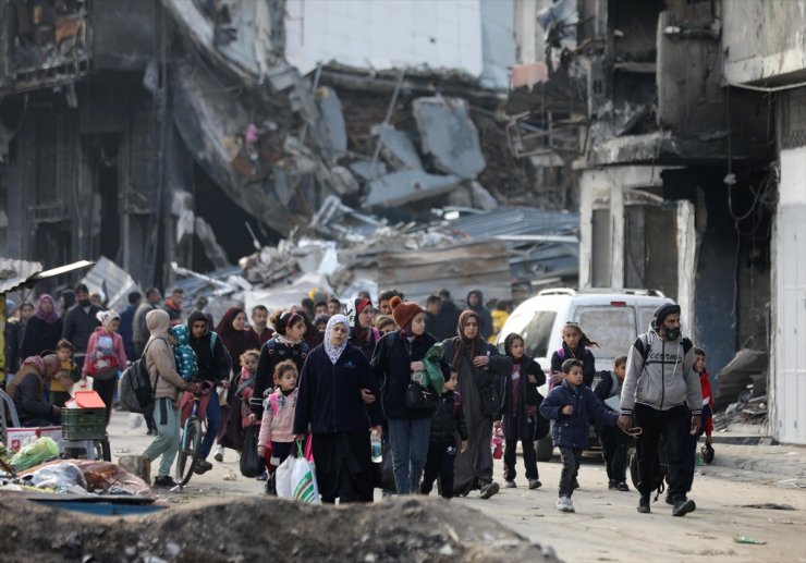 İsrail'in kıtlığa sürüklediği Gazze'nin kuzeyindeki Filistinliler yerlerinden olmaya devam ediyor