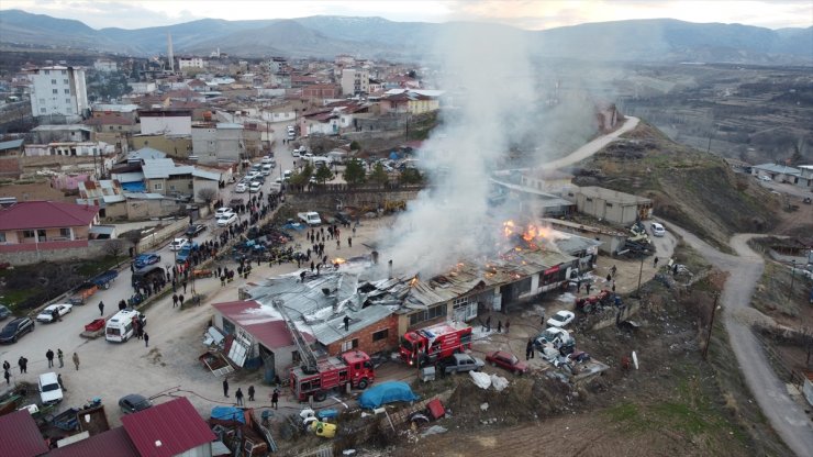 Malatya'da sanayi sitesindeki yangında 7 dükkan zarar gördü