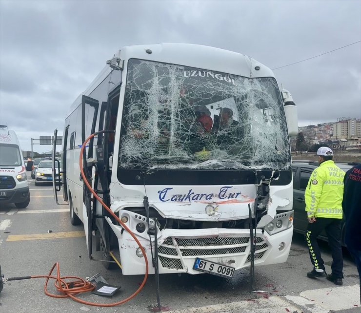 Trabzon'da tıra arkadan çarpan midibüsteki 6 kişi yaralandı