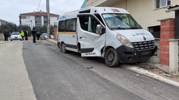 Bursa'da okul servisi ile hafif ticari aracın çarpıştığı kazada 7 kişi yaralandı