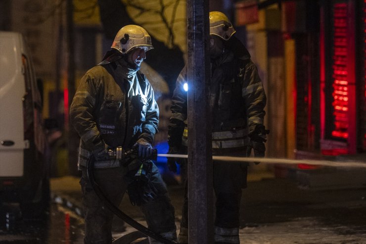 Gaziosmanpaşa'da iş yerinde çıkan yangın söndürüldü