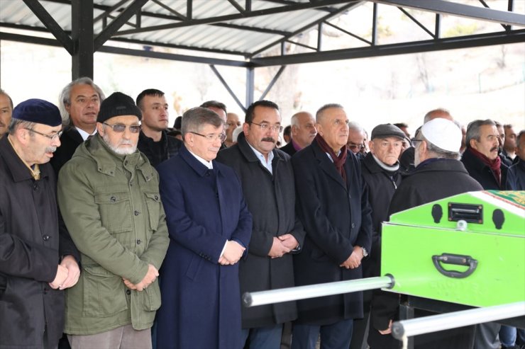 Gelecek Partisi Genel Başkanı Davutoğlu, dayısının cenaze törenine katıldı