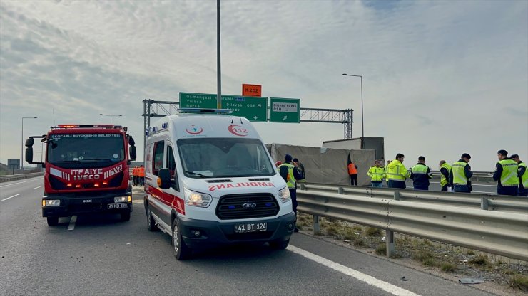 GÜNCELLEME - Kocaeli'de devrilen tırın sürücüsü öldü