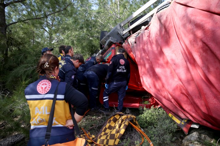 GÜNCELLEME - Muğla'da ormanlık alana devrilen kamyonun sürücüsü öldü