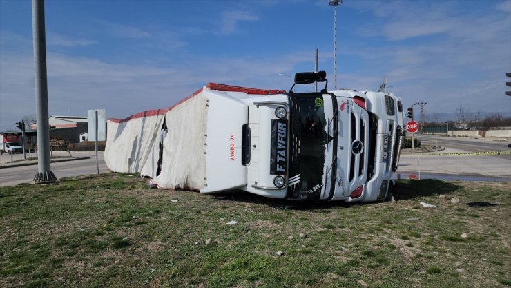 Amasya'da devrilen tırın sürücüsü yaralandı