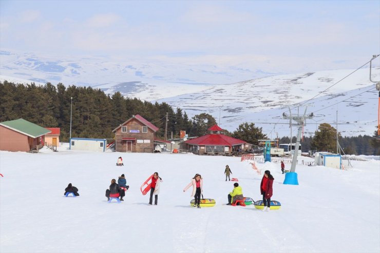 Ardahanlı öğrenciler Yalnızçam Kayak Merkezi'nde kızakla kayarak eğlendi