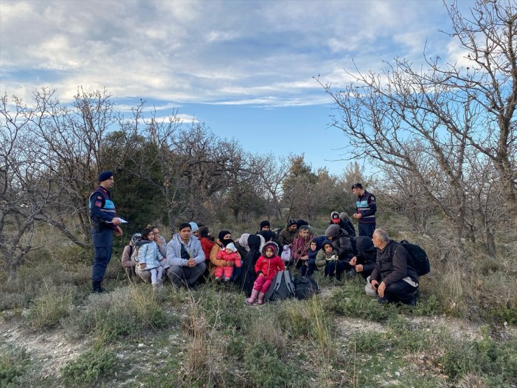 Çanakkale'de 75 düzensiz göçmen yakalandı