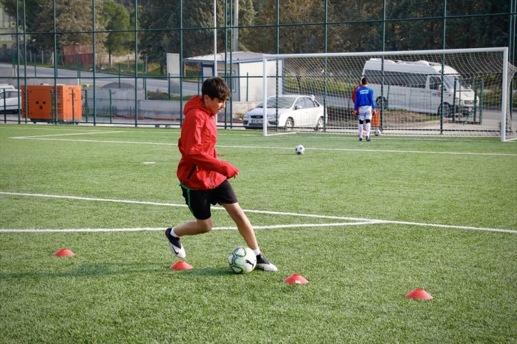 Depremde annesini, babasını, kardeşini kaybeden Hüseyin, futbolla hayata tutunuyor