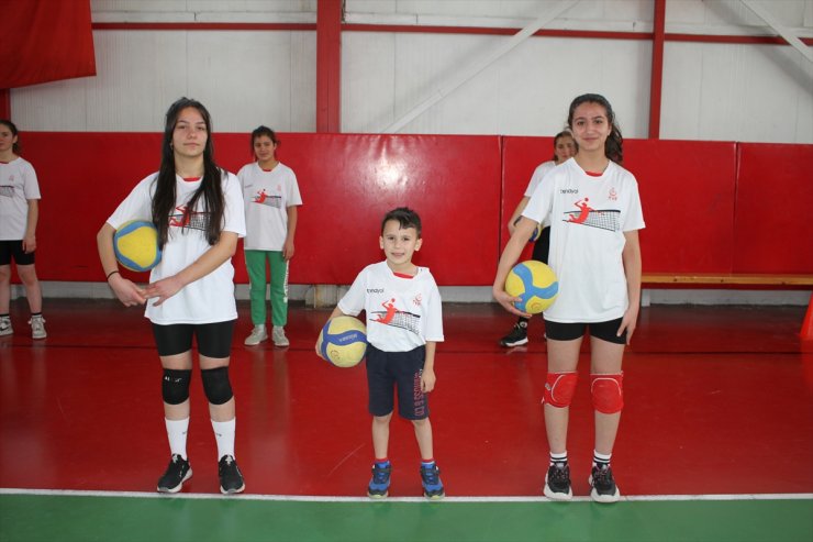 "Fabrika"da yetişen voleybolcuların hedefi milli takım