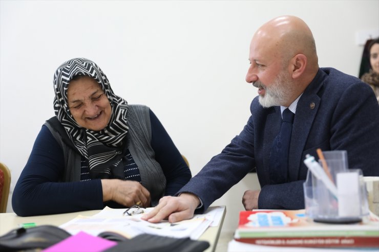 Kayseri'de belediyenin kurslarında Gazzeli bebekler için hastane seti dikiliyor