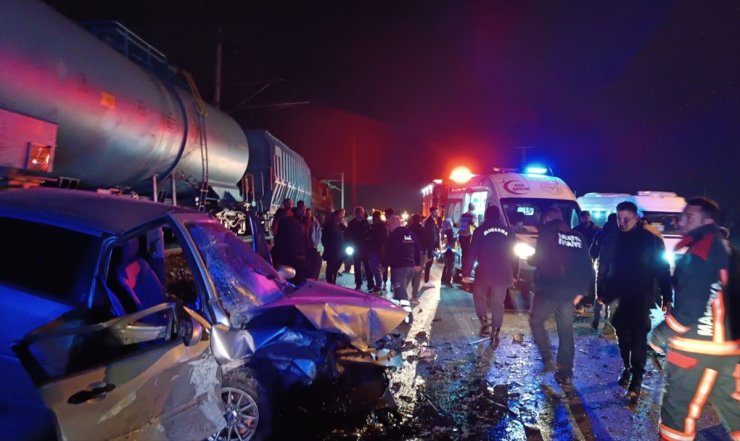 Malatya'da iki otomobil çarpıştı, 3 kişi yaralandı