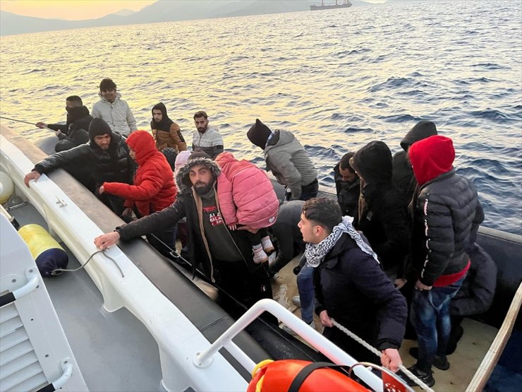 Muğla açıklarında lastik botlardaki 54 düzensiz göçmen kurtarıldı