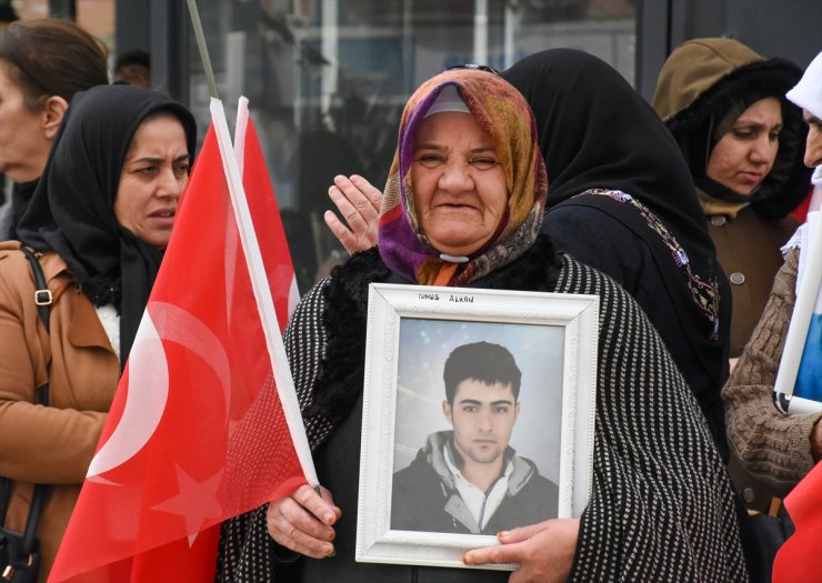 Vanlı aileler "evlat nöbeti"ni sürdürüyor