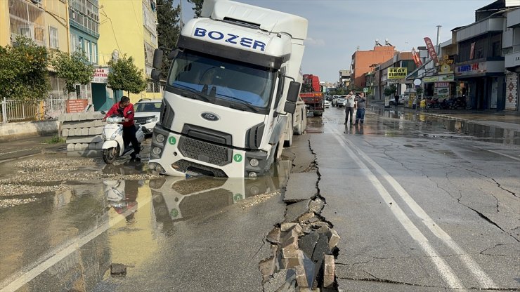 Adana'da tır, su borusunun patlamasıyla oluşan çukura düştü