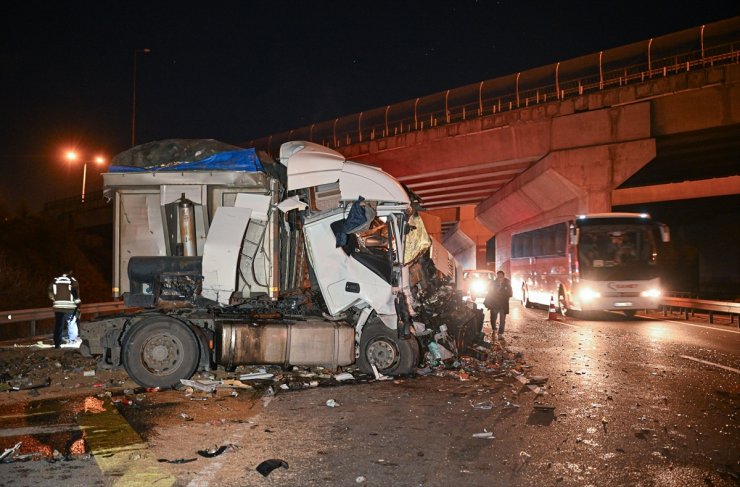 Ankara'da 4 tırın karıştığı zincirleme kazada 1 kişi yaralandı