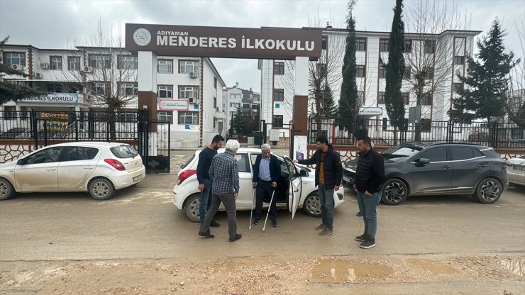 Depremde iki bacağını kaybeden okul müdürü görevine başladı