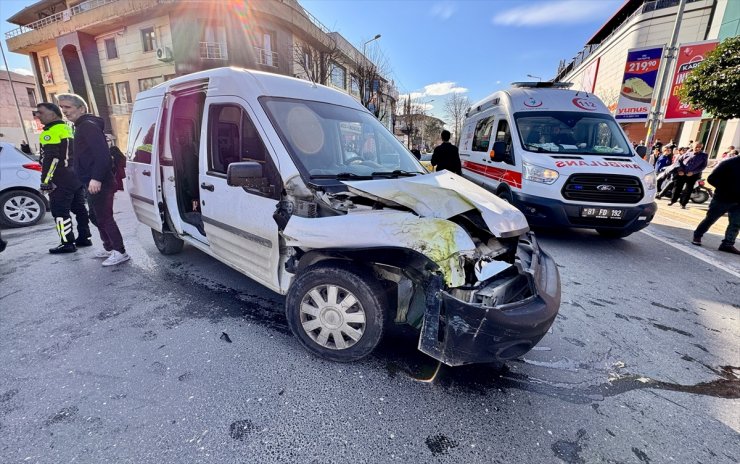 Düzce'de minibüs ile hafif ticari aracın çarpıştığı kazada 2 kişi yaralandı