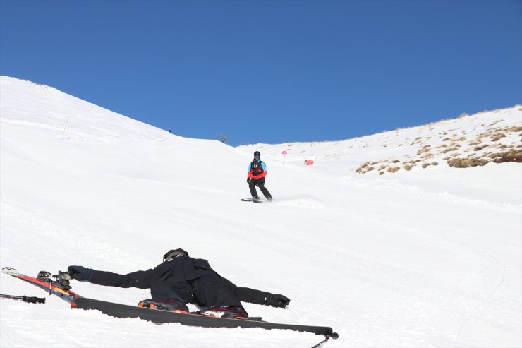 Erciyes'in pist güvenliği timi yaralanan kayakseverlerin yardımına koşuyor