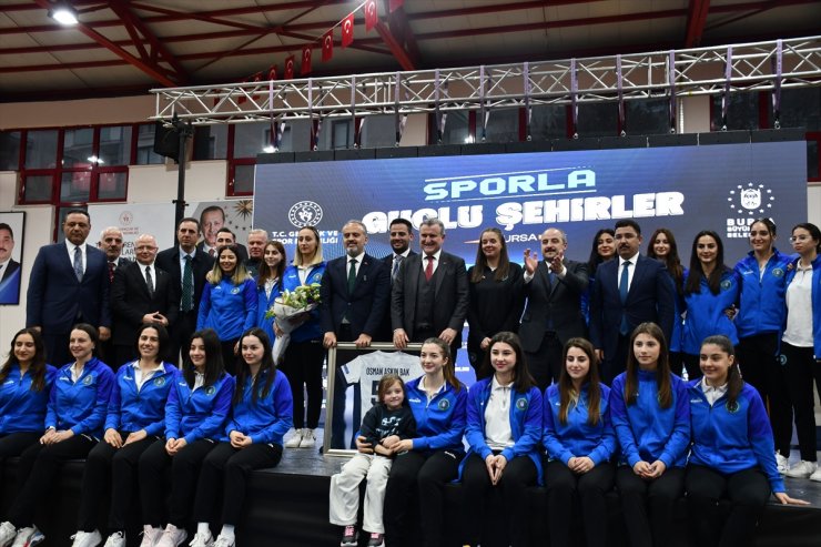 Gençlik ve Spor Bakanı Bak, Bursa'da sporcularla bir araya geldi: