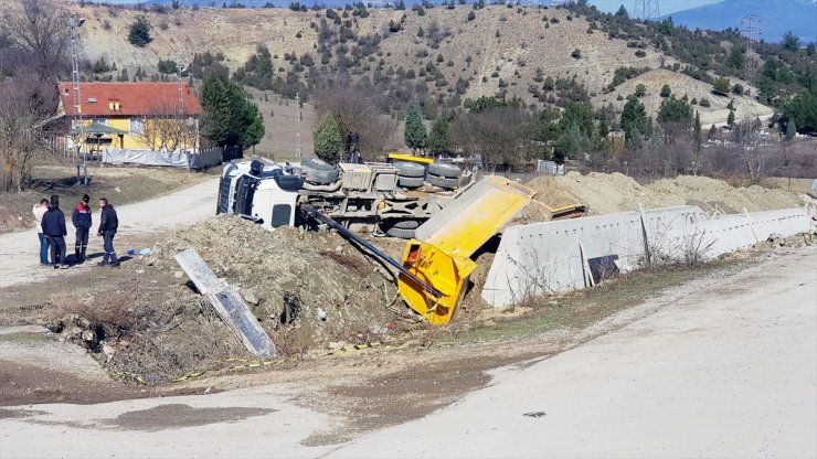 Karabük'te devrilen hafriyat kamyonunun sürücüsü yaralandı