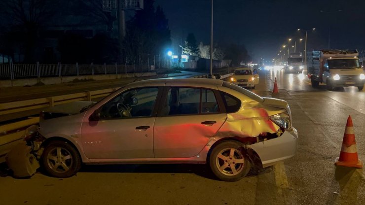 Kocaeli'de bariyere çarpan otomobildeki 3 kişi yaralandı