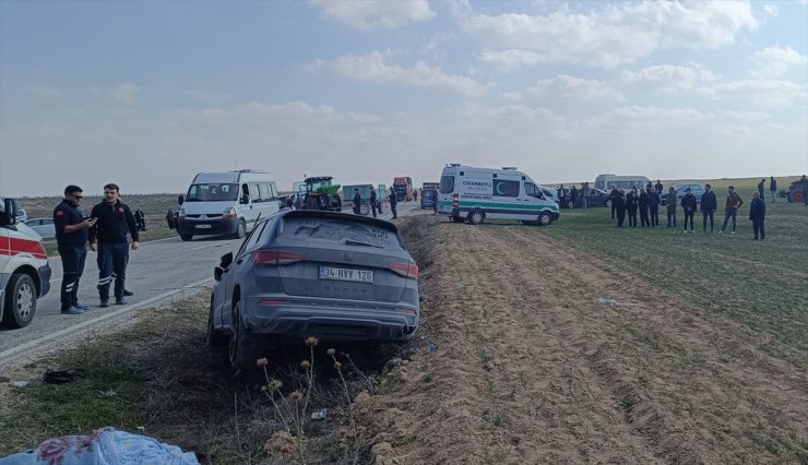 Konya'da traktörle çarpışan otomobildeki 2 kişi öldü, 3 kişi yaralandı