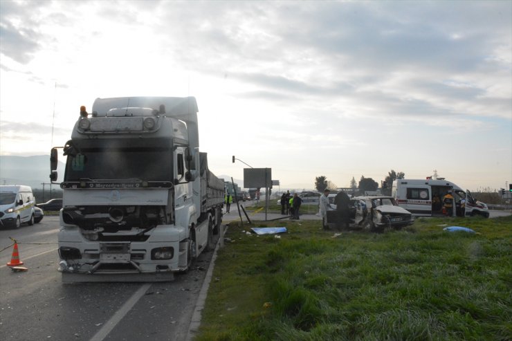 Manisa'da otomobil ile tır çarpıştı, 3 kişi öldü, 3 kişi yaralandı