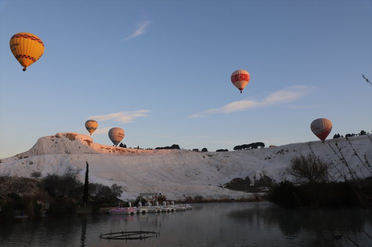 Pamukkale, sıcak hava balon turlarıyla da turist çekiyor