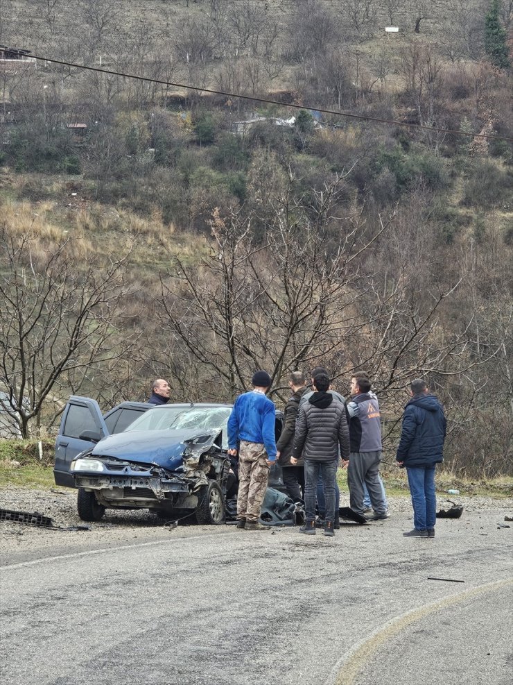 Tokat'ta tır ile otomobil çarpıştı, 6 kişi yaralandı