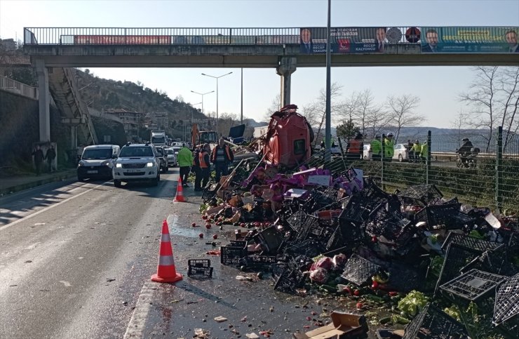 Trabzon'da tırın üst geçidin beton ayağına çarptığı kazada sürücü öldü