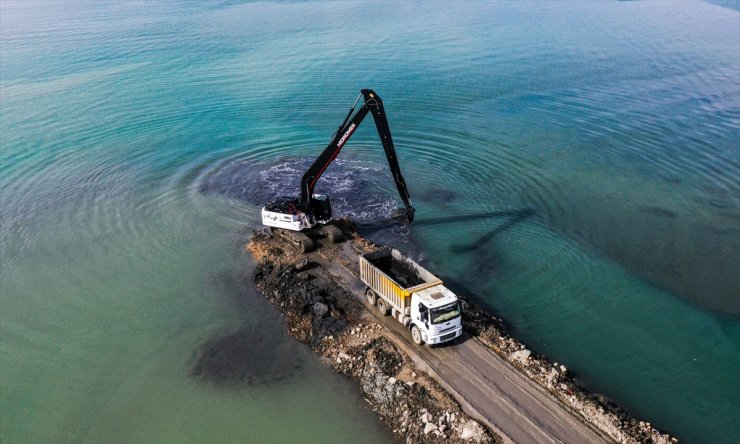 Van Gölü'nün zemininden 1 milyon 600 bin metreküp dip çamuru ve balçık çıkarıldı