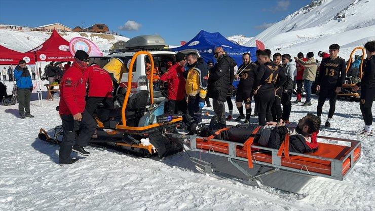 Isparta’daki kayak merkezinde kayalıkta mahsur kalan doktoru JAK kurtardı