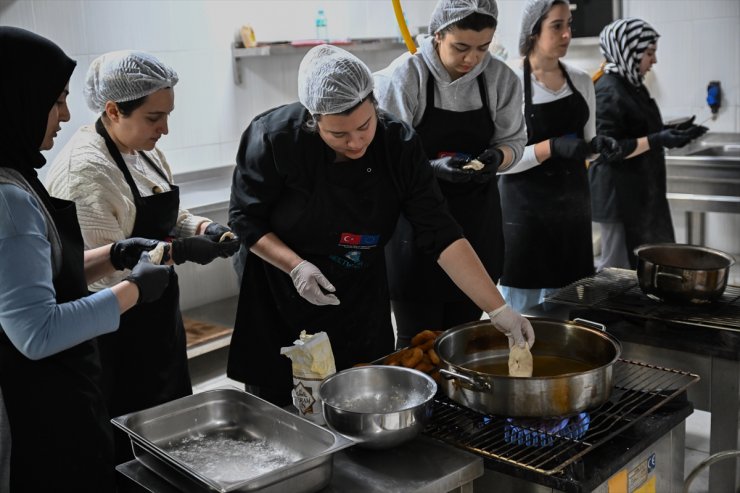 İzmir'de gençleri meslek sahibi yapmak için hazırlanan eğitime kadınlar ilgi gösterdi