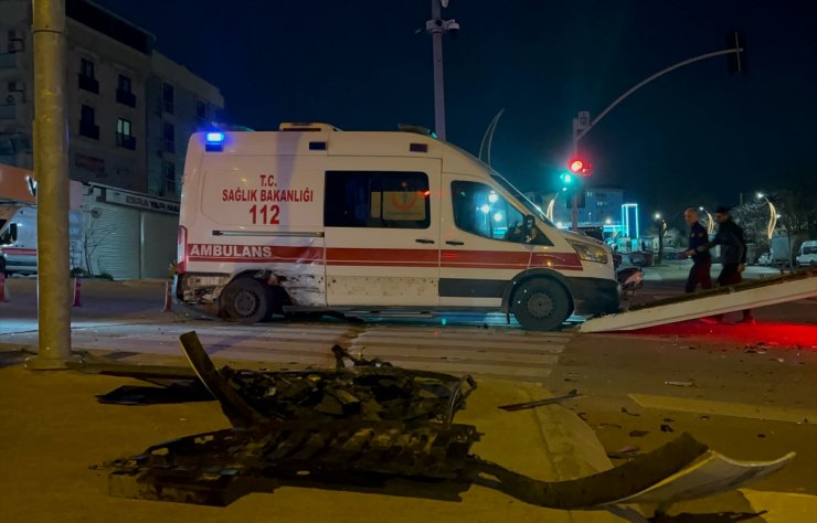 Kocaeli'de ambulansla otomobilin çarpıştığı kazada 4 kişi yaralandı