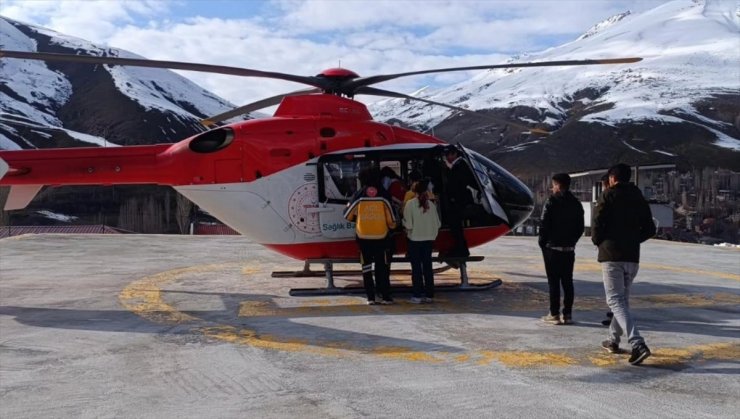 Van'ın Bahçesaray ilçesinde rahatsızlanan bebek ambulans helikopterle şehir merkezine sevk edildi