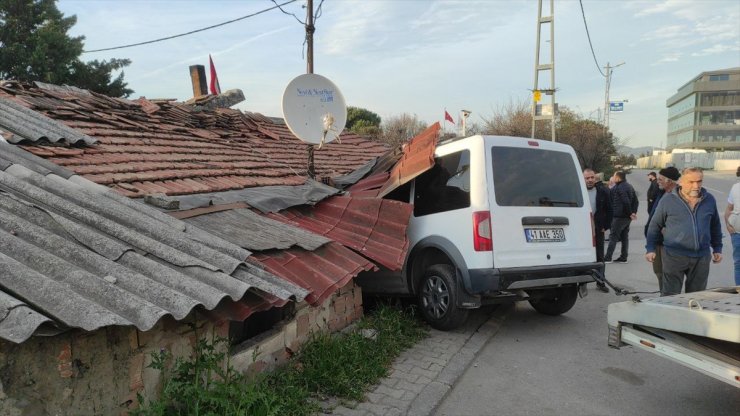 Ataşehir'de hafif ticari aracın çarptığı evde hasar oluştu