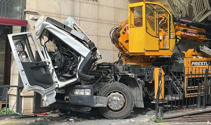 Beyoğlu'nda iki vincin karıştığı kazada 1 kişi yaralandı